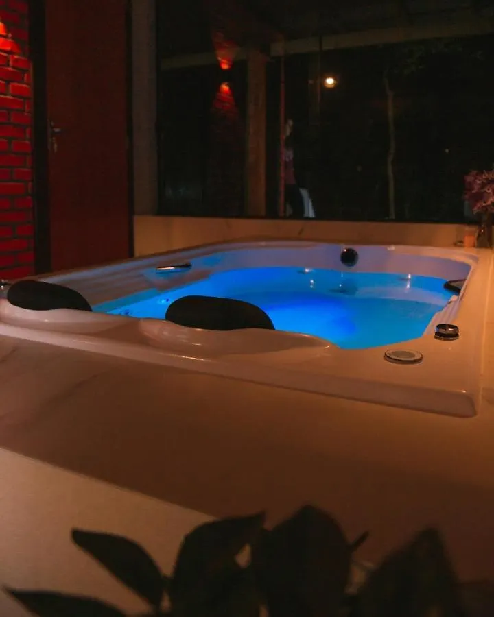 Bangalô com jacuzzi em deslumbrante cenário Pousada Índios Koroados Praia Grande  0*, Praia Grande (Santa Catarina)