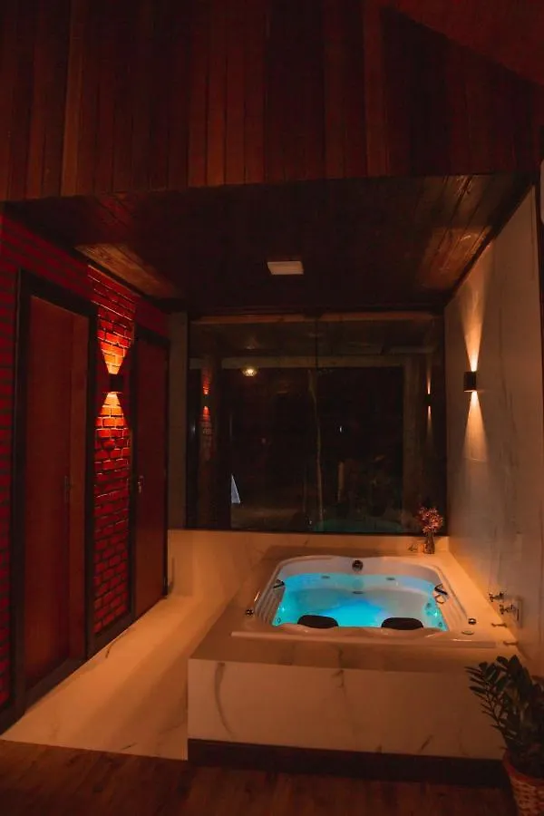 Bangalô com jacuzzi em deslumbrante cenário Pousada Índios Koroados Praia Grande  Brasil
